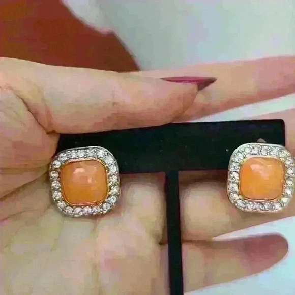 VINTAGE salmon stones with gold tone rehnistones stud  earrings - Picture 6 of 17